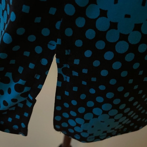 Women’s Sleevelesss Top with Zipper Detail Size Medium - Picture 4 of 6